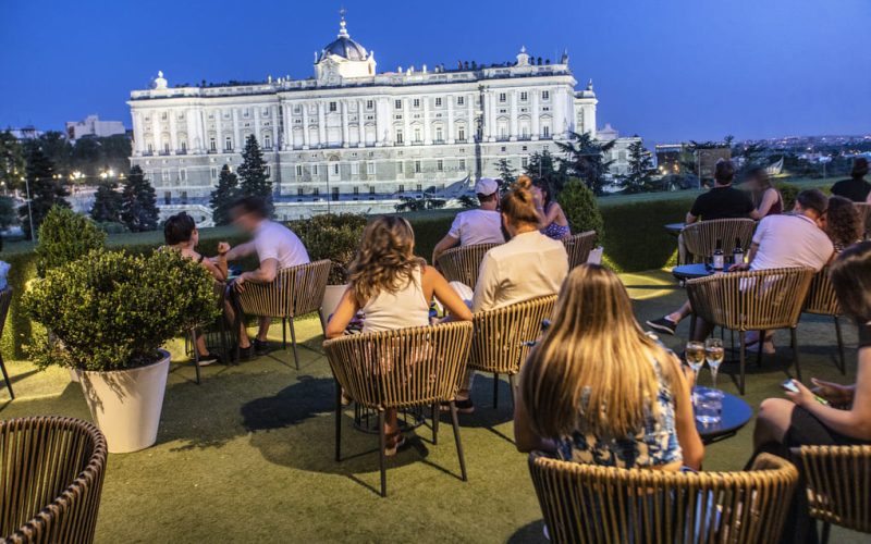 50th anniversary offers at ApartoSuites Jardines Sabatini, Madrid